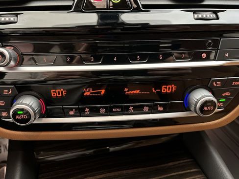 Certified 2022 BMW 530e xDrive w/ Premium Package image 19