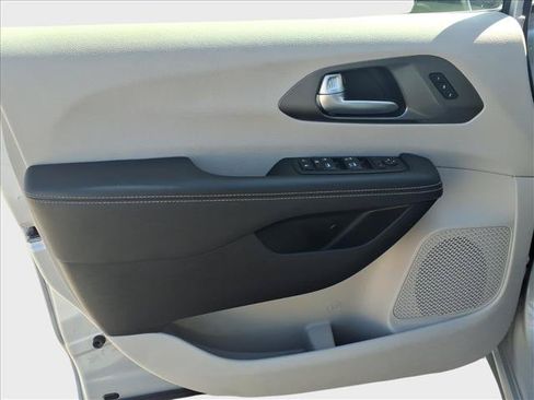Used 2024 Chrysler Pacifica Touring-L FWD image 15