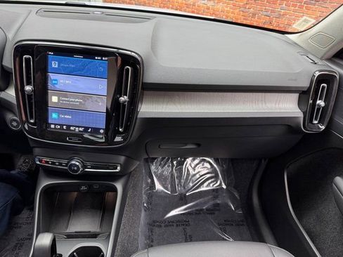 Used 2025 Volvo XC40 B5 Core image 17