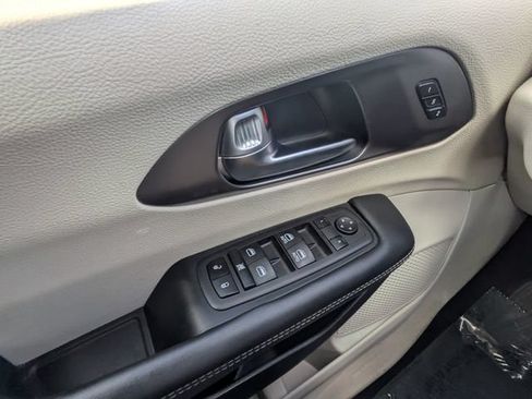 Used 2023 Chrysler Pacifica Touring-L FWD image 25