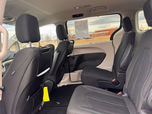 Used 2021 Chrysler Pacifica Touring w/ Uconnect Theater Family Group image 29