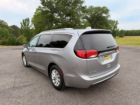 Used 2018 Chrysler Pacifica Touring-L FWD image 3