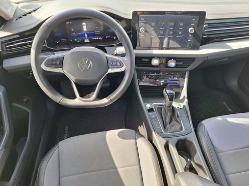 Used 2025 Volkswagen Jetta SE FWD image 11