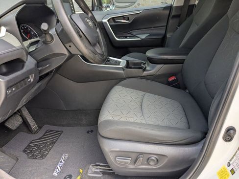 Used 2021 Toyota RAV4 XLE w/ Convenience Package FWD image 5