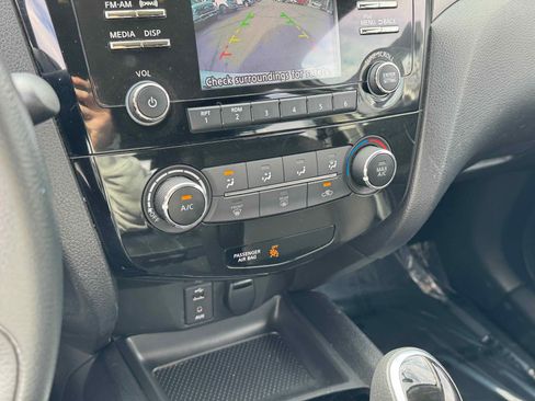 Used 2018 Nissan Rogue Sport S image 24