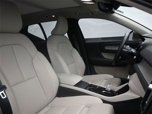 Used 2024 Volvo XC40 B5 Plus w/ Protection Package Premier image 33