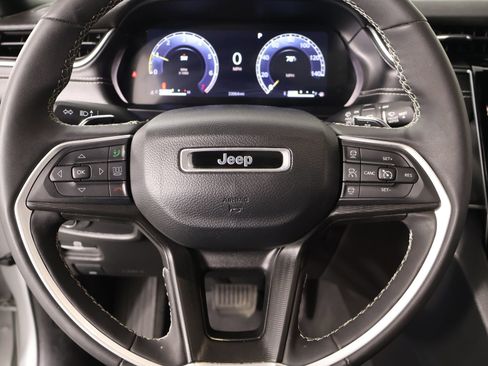 Used 2024 Jeep Grand Cherokee Altitude RWD image 3