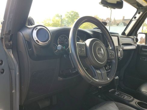 Used 2014 Jeep Wrangler Unlimited Sahara w/ Connectivity Group AWD/4WD image 13