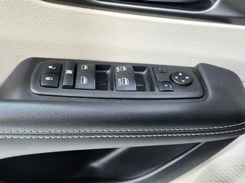 Used 2024 Chrysler Pacifica Touring-L FWD image 19