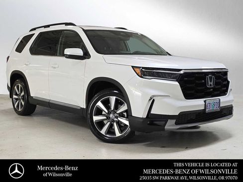 Used 2025 Honda Pilot Touring image 1