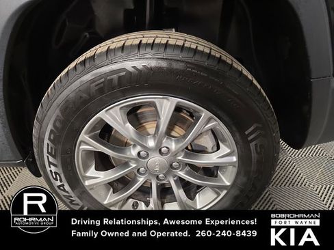 Used 2019 Jeep Cherokee Latitude Plus w/ Comfort/Convenience Group image 12