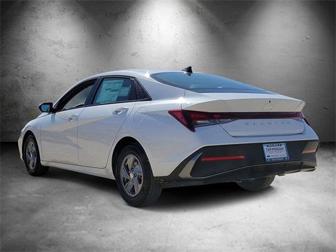 New 2025 Hyundai Elantra SE image 4