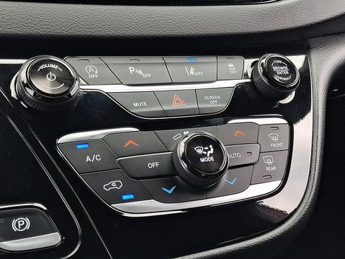 Used 2025 Chrysler Pacifica Select FWD image 16