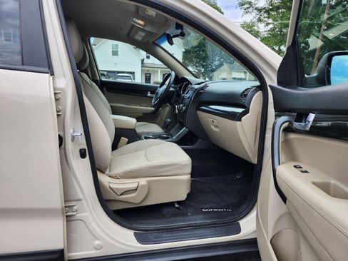 Used 2011 Kia Sorento 2WD image 6