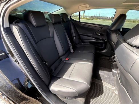 Used 2025 Lexus ES 300h w/ Premium Package image 18