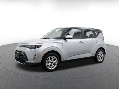 Used 2025 Kia Soul LX w/ LX Technology Package FWD image 3