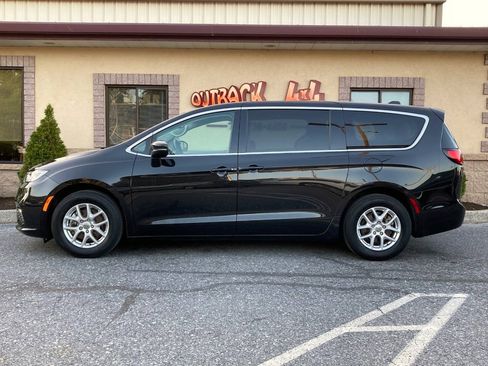 Used 2023 Chrysler Pacifica Touring-L FWD image 37
