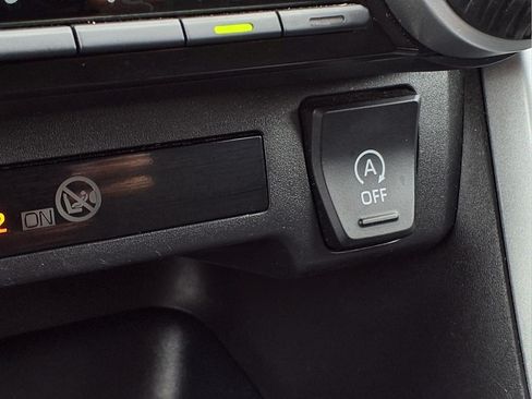 Used 2025 Toyota RAV4 XLE AWD/4WD image 25