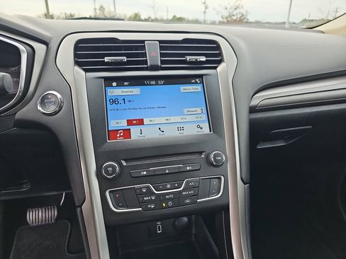 Used 2017 Ford Fusion SE w/ Fusion SE Technology Package image 23