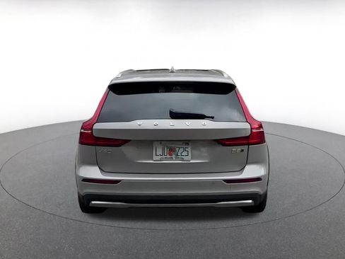 Used 2025 Volvo V60 B5 Cross Country Plus image 12