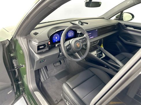 Certified 2025 Porsche Macan Electric image 4