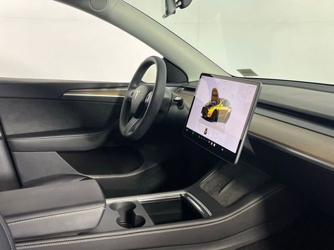 Used 2024 Tesla Model Y Performance image 31