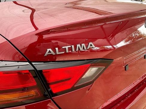 Used 2025 Nissan Altima 2.5 SV FWD image 9