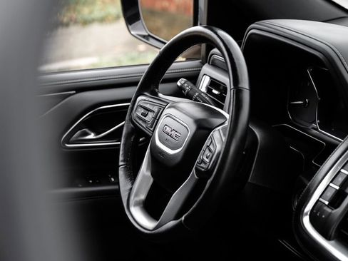 Used 2021 GMC Yukon XL SLT w/ SLT Premium Package image 12