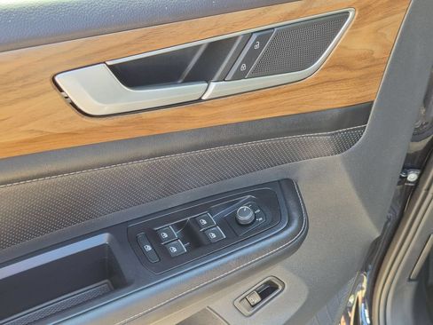 Used 2025 Volkswagen Atlas SE FWD image 13