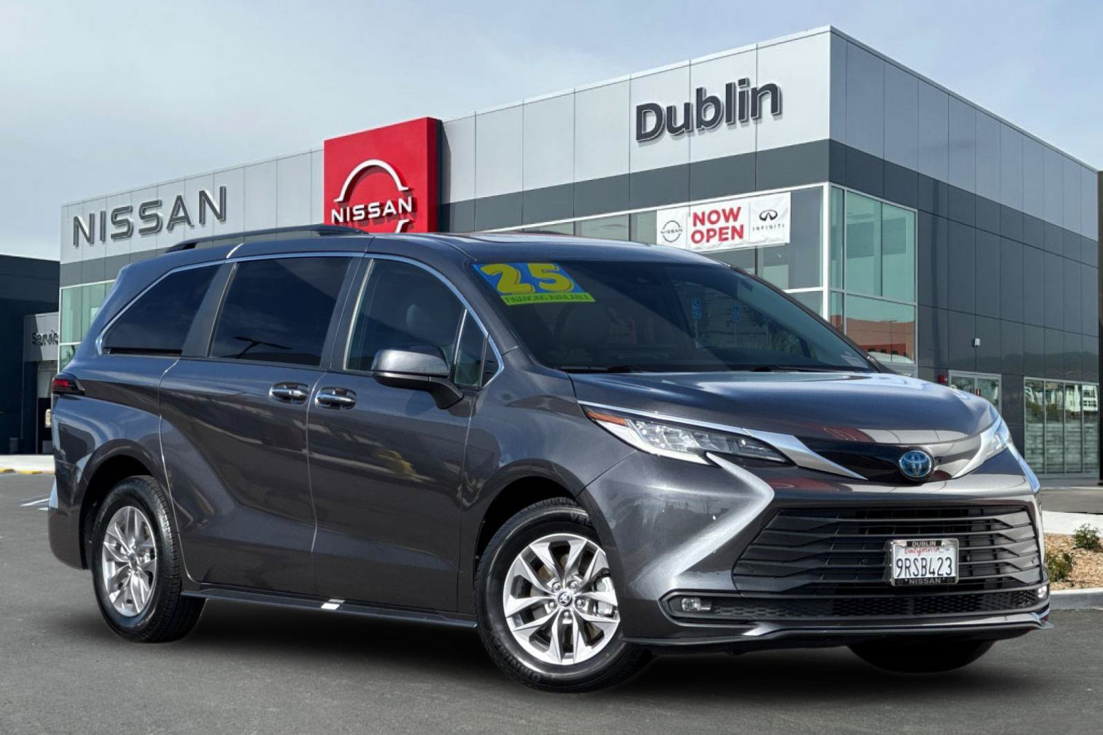 Used 2025 Toyota Sienna XLE FWD image 2