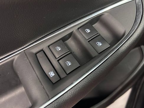 Used 2018 Chevrolet Cruze Premier FWD image 5