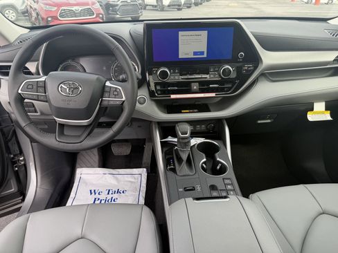 New 2026 Toyota Highlander XLE image 15