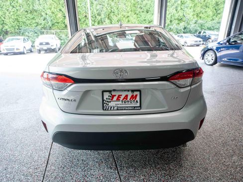 Used 2025 Toyota Corolla LE FWD image 3