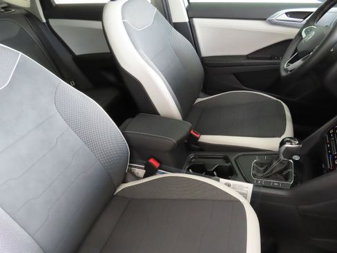 New 2025 Volkswagen Taos SE image 26