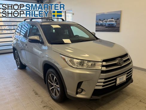 Used 2017 Toyota Highlander SE image 1