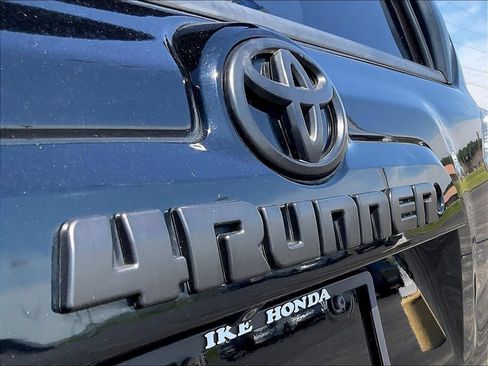 Used 2018 Toyota 4Runner SR5 AWD/4WD image 19