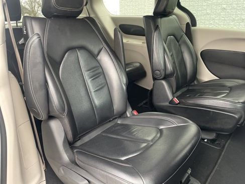 Used 2022 Chrysler Pacifica Touring-L image 17