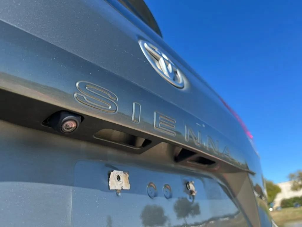 Used 2011 Toyota Sienna XLE w/ XLE Navigation Pkg FWD image 11