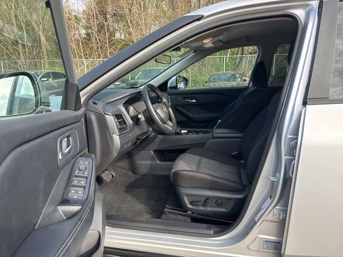 Used 2025 Nissan Rogue SV image 13