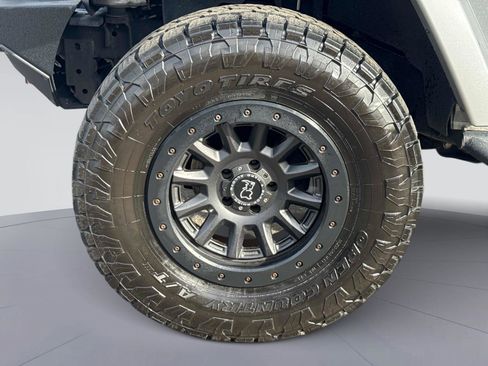 Used 2015 Jeep Wrangler Unlimited Rubicon image 11