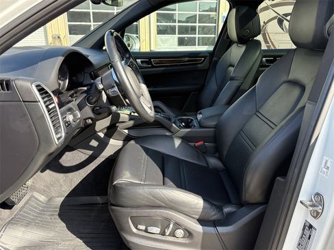 Used 2021 Porsche Cayenne image 12