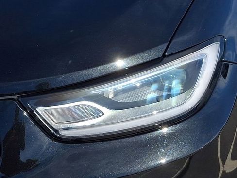 Used 2023 Chrysler Pacifica Limited w/ Uconnect Theater Family Group image 9