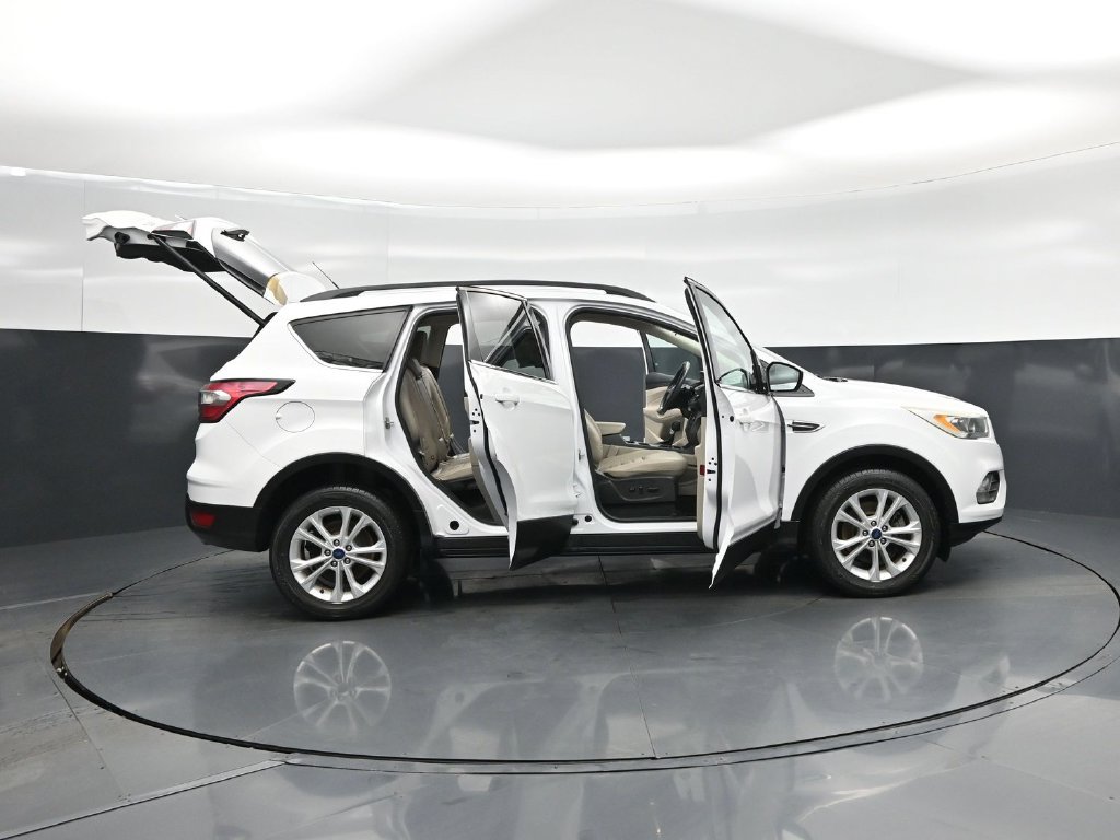 Used 2017 Ford Escape SE w/ SE Leather Comfort Package FWD image 4