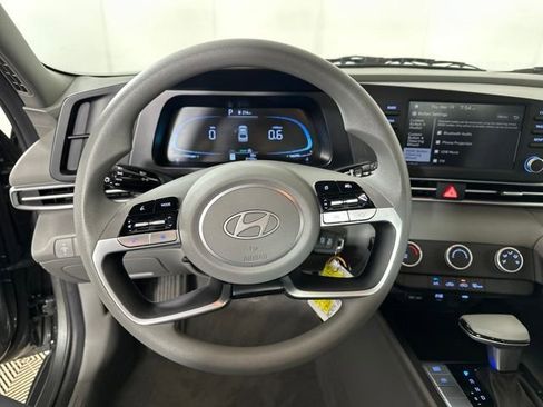 Used 2025 Hyundai Elantra SE w/ Cargo Package FWD image 14