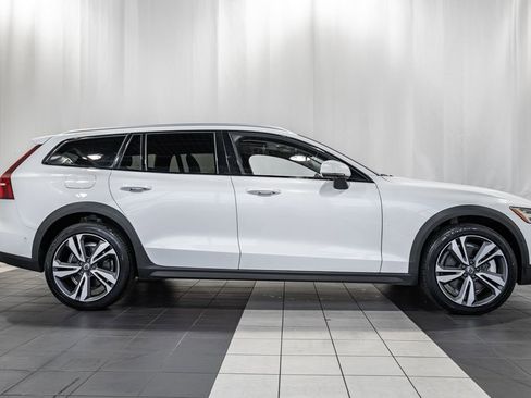Used 2025 Volvo V60 B5 Cross Country Plus AWD/4WD image 3