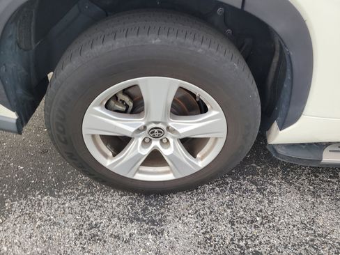 Used 2021 Toyota Highlander LE image 9