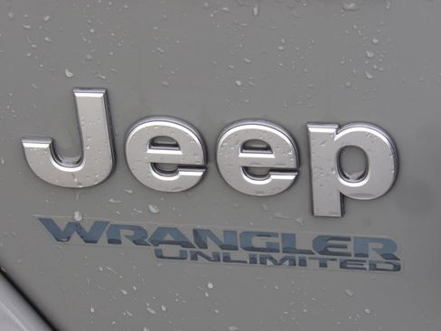 Used 2019 Jeep Wrangler Unlimited Sahara w/ Safety Group image 10