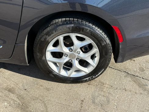 Used 2020 Chrysler Pacifica Touring-L FWD image 51