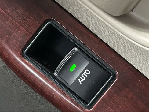 Used 2013 Toyota Sienna XLE image 17