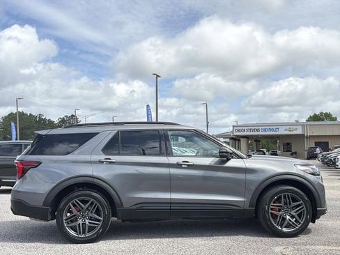 Used 2025 Ford Explorer ST-Line w/ ST-Line Street Pack AWD/4WD image 4
